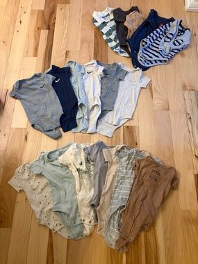 Lot of boy onesies - size 6-9m